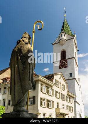 Statue de Saint Nicolas en face de l'église du même nom à Wil, Saint-Gall Banque D'Images