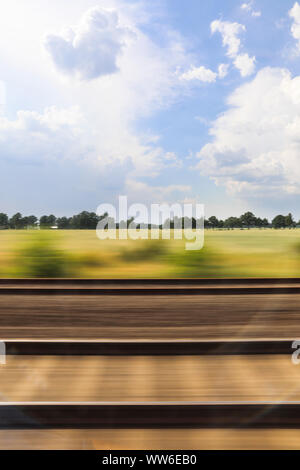 Voir à partir de la fenêtre dans le train en mouvement Banque D'Images