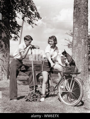 1930 TEEN BOY LEANING ON POUSSER TONDEUSE À PARLER AUX ADOS FILLE SUR LE VÉLO AVEC SON CHIEN DANS LE PANIER - b1346 HAR001 HARS, AMI DE COMMUNICATION STYLE DE VIE JOIE TONDEUSE FRÈRES LES FEMMES RURALES DE SANTÉ ACCUEIL VTT ESPACE COPIE DE LA VIE L'amitié des personnes demi-longueur animaux mâles TEENAGE BOY FRÈRES SOEURS VÉLOS TRANSPORTS - B&W BIKES SUMMERTIME BONHEUR MAMMIFÈRES CANINES SŒUR CONNEXION POOCH TRAVAIL DE YARD FRIENDLY BOSTON TERRIER ADOLESCENTS MINEURS COOPÉRATION CANINE MAMMAL PRÉ-ADO fille préadolescente SOLIDARITÉ SAISON NOIR ET BLANC DE L'ORIGINE ETHNIQUE CAUCASIENNE HAR001 old fashioned Banque D'Images