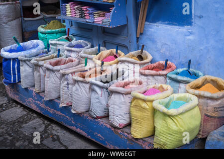 Couleurs naturelles marocaines à un stand de vente à Chefchaouen, l'Afrique du Nord, Afrique Banque D'Images