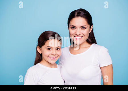 Close-up portrait of cute nice deux belle attrayante doux adorable joyeux joyeux des gens portant un t-shirt blanc bleu pastel plus isolés Banque D'Images