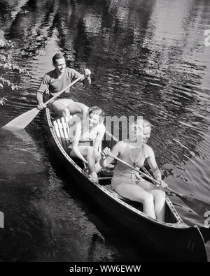 1930 L'HOMME ET DE DEUX FEMMES BLONDE PORTANT DES MAILLOTS DE TOUS LES SMILING ÉQUITATION TRADITIONNELLE EN BOIS ET TOILE CANOË SUR SUNLIT STREAM - c1629 HAR001 HARS 1 BLONDE REMISE EN FORME DES JEUNES ADULTES EN BONNE SANTÉ DE L'étang l'équilibre d'ÉQUIPE CANOE HEUREUX JOIE VIE SANTÉ EN MILIEU RURAL LES FEMMES ESPACE COPIE PLEINE LONGUEUR D'AMITIÉ PERSONNES Chers hommes flux traditionnels d'INSPIRATION TOUTE CONFIANCE TRANSPORTS - B&W de canoë-kayac BONHEUR JOYEUX PHYSIQUE PAGAIE AVENTURE LOISIRS TOILE ANGLE ÉLEVÉ FORCE ET FIERTÉ DES LOISIRS DANS LE CADRE DE LA FLEXIBILITÉ conceptuelle s'échapper des sourires MUSCLES JOYEUX SOLEIL ÉLÉGANT MAILLOTS DE Banque D'Images