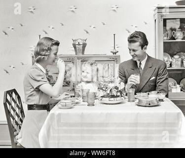 Années 1930 Années 1940 JEUNE COUPLE MARI ET FEMME de boire un jus d'ORANGE SMILING CUTE BLONDE FILLE À TABLE DE PETIT DÉJEUNER - d95 HAR001 PETIT-DÉJEUNER À L'INTÉRIEUR MAMAN HARS PAIRE NOSTALGIQUE VISAGES urbains de banlieue BEAUTÉ EXPRESSION MÈRES VIEUX TEMPS NOSTALGIE 1 OLD FASHION CUTE BLONDE DU VISAGE JUVÉNILE DE LA COMMUNICATION DES JEUNES ADULTES D'ÉQUIPE ÉQUILIBRE HEUREUX JOIE FORTE SATISFACTION DE VIE Femmes conjoint marié ÉPOUX SANTÉ ACCUEIL VIE exemplaire de mi-longueur de l'ESPACE DE REMISE EN FORME PHYSIQUE POUR FEMMES FILLES HOMMES PRENDRE SOIN DE L'INSPIRATION DES PERSONNES DE CONFIANCE SÉRÉNITÉ EXPRESSIONS PÈRES ORANGE B&W MATIN GRAND ANGLE DE LA RÉUSSITE DES PARTENAIRES. Banque D'Images