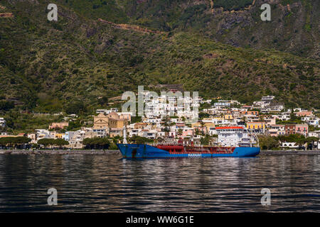 Italie, Sicile, Îles Éoliennes, Salina, Santa Marina Salina, vue sur la ville avec camion-citerne à eau, vue depuis le ferry Banque D'Images