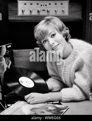 1960 SMILING BLONDE WOMAN LOOKING AT CAMERA JOUANT VINYLES l'ÉCOUTE DE MUSIQUE PORTANT PULL MOHAIR - m3907 DUN001 VINYLE HARS HEUREUX JOIE SON STYLE DE VIE ACCUEIL FEMELLES MUSICIEN COPIE ESPACE LAINE PERSONNES DEMI-LONGUEUR D'ENREGISTREMENT ADOLESCENTE CONFIANCE DIVERTISSEMENT B&W CONTACT DES YEUX BONHEUR STYLES JOYEUX SOURIRES JOYEUX D'INSTRUMENTS DE MUSIQUE D'ADOLESCENTS MINEURS ÉLÉGANT MODE LP ALBUMS RELAXATION NOIR ET BLANC à l'ANCIENNE Origine ethnique Caucasienne Banque D'Images