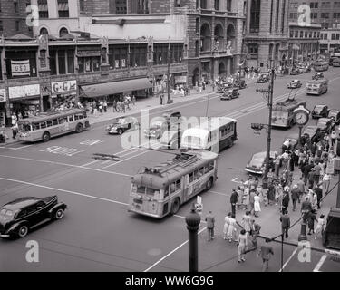 1940 Broad Street & AUTOBUS INTERSECTION MARCHÉ VOITURES PIÉTONS CENTRE-VILLE DE Newark au New Jersey USA - q42250 CPC001 H.A.R.S. B&W AMÉRIQUE DU CENTRE-VILLE DE NORTH AMERICAN HIGH ANGLE INTERSECTION AUTOS LARGE PROGRÈS NJ NEWARK CHARIOT CHARIOTS MAGASINS AUTOMOBILES VÉHICULES NEW JERSEY TRACKLESS TROLLEY BUS COMMERCE BUS TRAMWAYS TROLLEYBUS SCÈNE DE RUE NOIR ET BLANC PAYSAGE URBAIN ENTREPRISES DE TRANSPORT PUBLIC À L'ANCIENNE VOIE DE TRAMWAY TRAMWAY TRAMWAY Banque D'Images