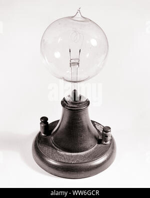 Années 1800 1877 PREMIÈRE RÉPLIQUE THOMAS EDISON UN FILAMENT DE CARBONE À INCANDESCENCE AMPOULE LAMPE - q50042 CPC001 HARS Old Fashioned Banque D'Images