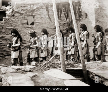 1898 19ème siècle, LES INDIENS PUEBLO HOPI PERSONNES HOMMES DANSE DU SERPENT ANTELOPE PRÊTRES LAISSANT KIVA ARIZONA USA - q73400 CPC001 de l'ANTILOPE D'AMÉRIQUE DU NORD DE HARS 1898 serpent d'excitation de l'aventure du 19e siècle, les prêtres de la tradition amérindienne Pueblo de l'ARIZONA DANSE DU SERPENT ANTELOPE prêtres américains indigènes de carrosserie peinture AZ NOIR ET BLANC ROBE indigène kiva hopi old fashioned Banque D'Images