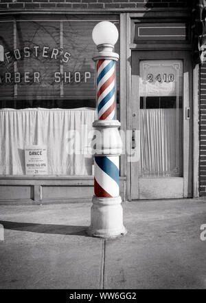 Années 1950, la publicité à l'ANCIENNE enseigne de barbier ROTATIF LUMINEUX AVEC GLOBE EN VERRE SUR LE TROTTOIR EN FACE DE BARBER SHOP - colorisée q52016un CPC001 HARS, VIE DE QUARTIER tournant toujours élégante, EN FACE DU PÔLE COIFFURE MOTORISÉ COIFFURE COMMERCE ALLUMÉ EN ROUGE BLANC ET BLEU COLORISÉE ENTREPRISES DEVANT Old Fashioned Banque D'Images