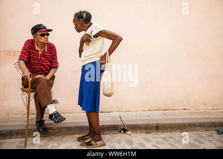 Scène de rue à Viñales, Cuba, vieil homme et femme dans la conversation Banque D'Images