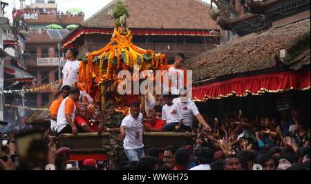 Katmandou, Népal. 13 Sep, 2019. Les gens prennent part à la célébration du Festival de Hanuman Dhoka Indrajatra à Durbar Square de Katmandou, Népal, 13 septembre 2019. Credit : Sunil Sharma/Xinhua Banque D'Images