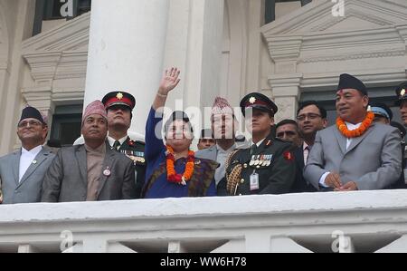 Katmandou, Népal. 13 Sep, 2019. Le Président népalais Bidhya Devi Bhandari (3L, à l'avant) des courbes pour les gens durant la célébration de l'Indrajatra Hanuman Dhoka Durbar Square au Festival à Katmandou, Népal, 13 septembre 2019. Credit : Sunil Sharma/Xinhua Banque D'Images