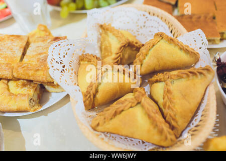 Echpochmak est un plat national Bachkir et tatar, un produit de boulangerie faits de levure, la pâte sans levain, moins souvent farci de pommes de terre, viande. Les galettes Banque D'Images