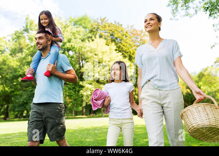 Panier pique-nique avec la famille en marche parc d'été Banque D'Images