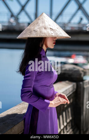 Portrait d'une belle femme portant des vêtements traditionnels et chapeau conique, Vietnam Banque D'Images