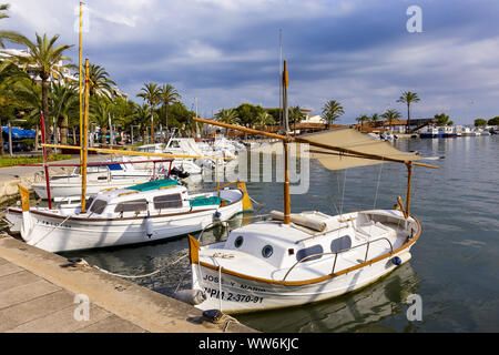 Bateaux dans le port de Puerto de Alcudia, côte nord de l'île de Majorque, Méditerranée, l'Espagne, le sud de l'Europe Banque D'Images