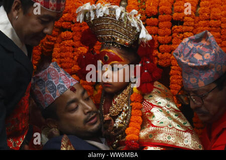 Katmandou, Népal. 13 Sep, 2019. Déesse vivante du Népal Kumari est réalisée sur le char sur le jour principal d'Indra Jatra, fête célébrée en l'honneur de l'Indra, le Roi des cieux et Seigneur de la pluie et de récolte à Katmandou, au Népal. Credit : Skanda Gautam/ZUMA/Alamy Fil Live News Banque D'Images