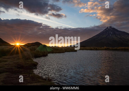 Lever du soleil à côté de Mont Taranaki et lac en premier plan le Banque D'Images