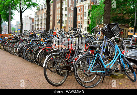 Amsterdam / Pays-Bas - 11 juillet 2019 : Location station parking plein de vélos. De nombreux vélos stationnés dans la rue d'Amsterdam. Bike parkin Banque D'Images