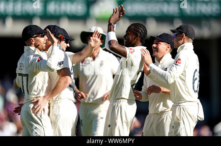 L'Angleterre Jofra Archer (centre) célèbre en tenant le wicket de Australia's Mitchell Marsh, capturé par Jack Leach, au cours de la deuxième journée de la cinquième test match à l'ovale, Londres. Banque D'Images