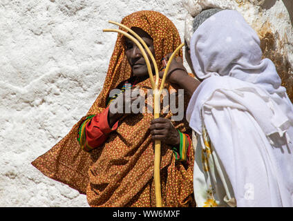 Woman parfum sur un pèlerin oromo à Sheikh Hussein de culte, Oromia, Sheik Hussein, l'Ethiopie Banque D'Images