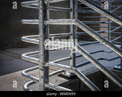 Garde-corps en métal argenté dans un garage de stationnement d'escalier, Maryland, États-Unis Banque D'Images