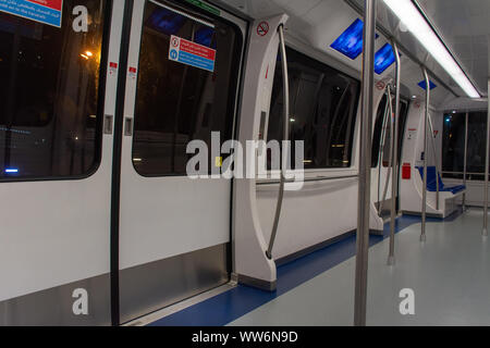 'Dubai, Dubaï/Emirats Arabes Unis - 07/10/2019 : l'aéroport de Dubaï Métro vide la navette d'un terminal à un autre dans la nuit." Banque D'Images