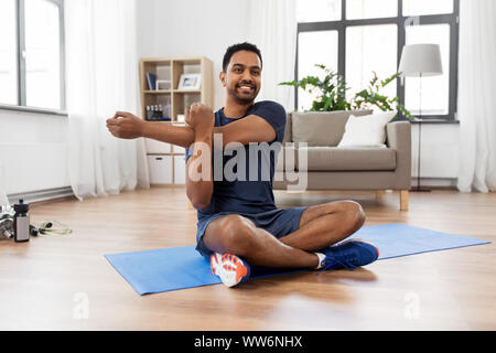 Le bras de l'homme et le stretching à la maison Banque D'Images