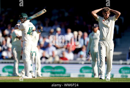 L'Angleterre Sam Curran (droite) réagit après l'Australie Steve Smith est abandonné par Joe pendant deux jour racine de la cinquième test match à l'ovale, Londres. Banque D'Images