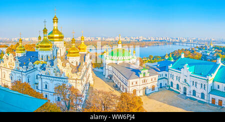 La cour du monastère médiéval Kyiv Pechersk Lavra Cave avec la cathédrale de Dormition historique et la petite église du réfectoire, Ukraine Banque D'Images