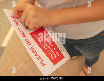 Dubaï / Emirats Arabes Unis - le 14 août 2019 : résultats de l'IELTS enveloppent de British Council de femmes, ouvert enveloppe. Moment de quitter Banque D'Images