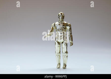 BERLIN - 29 août 2019 : Vintage Star Wars C-3PO Action Figure de jouets Kenner sur blanc. Cela a été publié avec le film "L'Empire contre-attaque". Banque D'Images