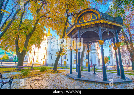 L'alcôve métallique pittoresque avec la fontaine à boire situent din la cour du monastère de Kiev Pechersk Lavra Cave, Ukraine Banque D'Images