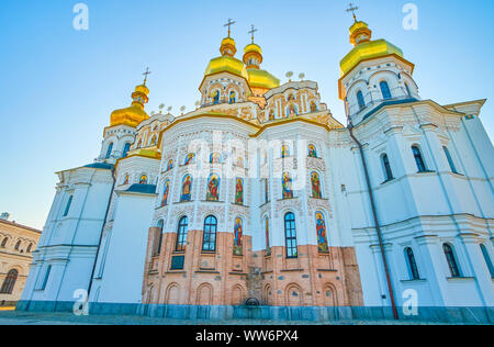 La magnifique cathédrale de la Dormition à absides de Laure de Pechersk de Kiev avec de grandes icônes des saints et des fragments de vieux murs historiques, de l'Ukraine Banque D'Images
