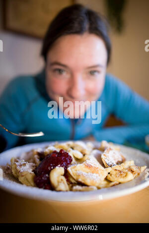 Jeune femme en face de plat avec sur le Kaiserschmarrn Bamberger hut, KitzbÃ¼heler Alpes, Tyrol, Autriche Banque D'Images