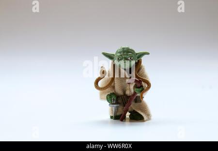 BERLIN - 29 août 2019 : Vintage Yoda Star Wars Action Figure de jouets Kenner avec Snake sur blanc. Cela a été publié avec le film 'l'Empire Stri Banque D'Images