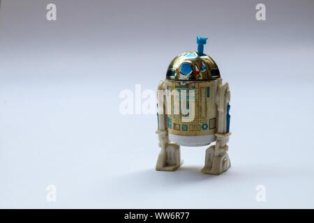 BERLIN - 29 août 2019 : Vintage Star Wars R2D2 avec Action Figure de Sensorscope Kenner Jouets sur blanc. Cela a été publié avec le film 'l'Empir Banque D'Images