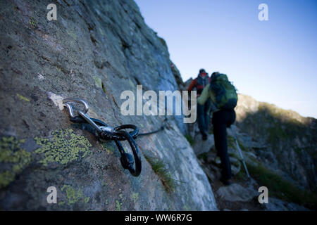 Randonneur sur rock face à l'hôtel Am Hügel 7¶henweg, Alpes de Zillertal, Tyrol, Autriche Banque D'Images