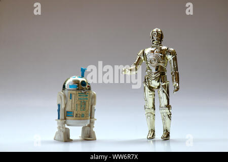 BERLIN - 29 août 2019 : Vintage Star Wars C-3PO et R2D2 avec Action Figures Sensorscope de Kenner Jouets sur blanc. Cela a été publié avec le film Banque D'Images