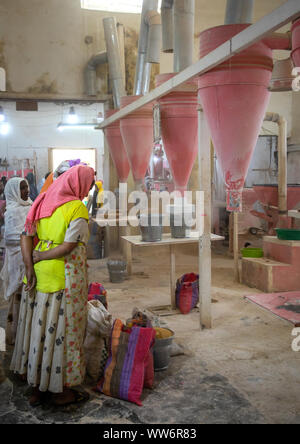 Les gens de l'Érythrée pour moudre les céréales apportant dans un moulin, région centrale, Asmara, Erythrée Banque D'Images