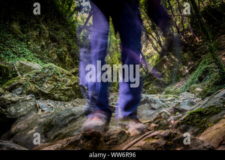 Excursion de trekking dans le froid et d'eaux cristallines de la chute d'Ghiaccioni Chianni, dans la municipalité de Castellina Marittima, Pise, Toscane Banque D'Images