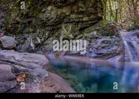 Excursion de trekking dans le froid et d'eaux cristallines de la chute d'Ghiaccioni Chianni, dans la municipalité de Castellina Marittima, Pise, Toscane Banque D'Images