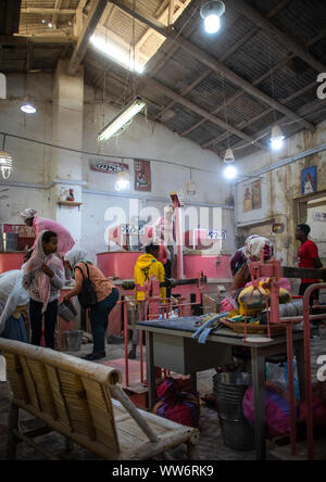 Les gens de l'Érythrée pour moudre les céréales apportant dans un moulin, région centrale, Asmara, Erythrée Banque D'Images