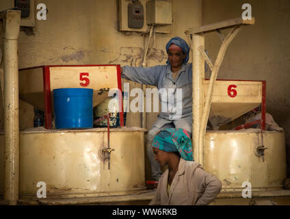 Travailleur de l'Érythrée dans une meunerie, région centrale, Asmara, Erythrée Banque D'Images
