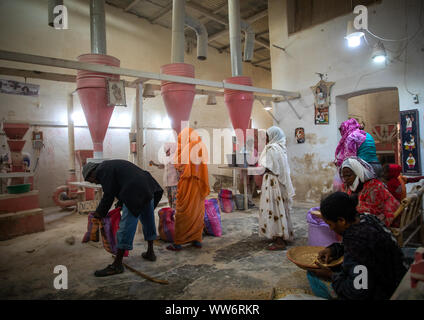 Les gens de l'Érythrée pour moudre les céréales apportant dans un moulin, région centrale, Asmara, Erythrée Banque D'Images