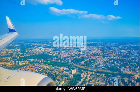 La vue magnifique sur le centre historique de Cracovie à travers le hublot de l'avion de passagers, Pologne Banque D'Images