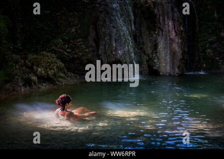 Excursion de trekking dans le froid et d'eaux cristallines de la chute d'Ghiaccioni Chianni, dans la municipalité de Castellina Marittima, Pise, Toscane Banque D'Images