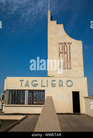 L'architecture futuriste de la FIAT tagliero service station construite en 1938, la région du Centre, Asmara, Erythrée Banque D'Images