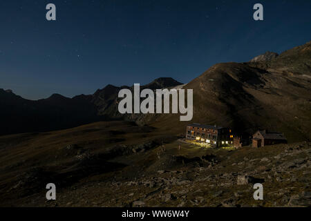 Voir d'StÃ¼dlhÃ¼tte Fanatscharte la nuit, sur les contreforts de l'StÃ¼dlgrass suis GroÃŸglockner, Hohe Tauern, le Tyrol, Autriche Banque D'Images