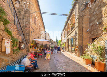 Sovana (Italie) - un petit village médiéval en pierre et étrusque dans la commune de Sorano, province de Grosseto, Toscane région ; attraction touristique. Banque D'Images